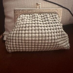 Glomesh mid-century/vintage ivory mesh coin purse. Gold, kisslock closure
